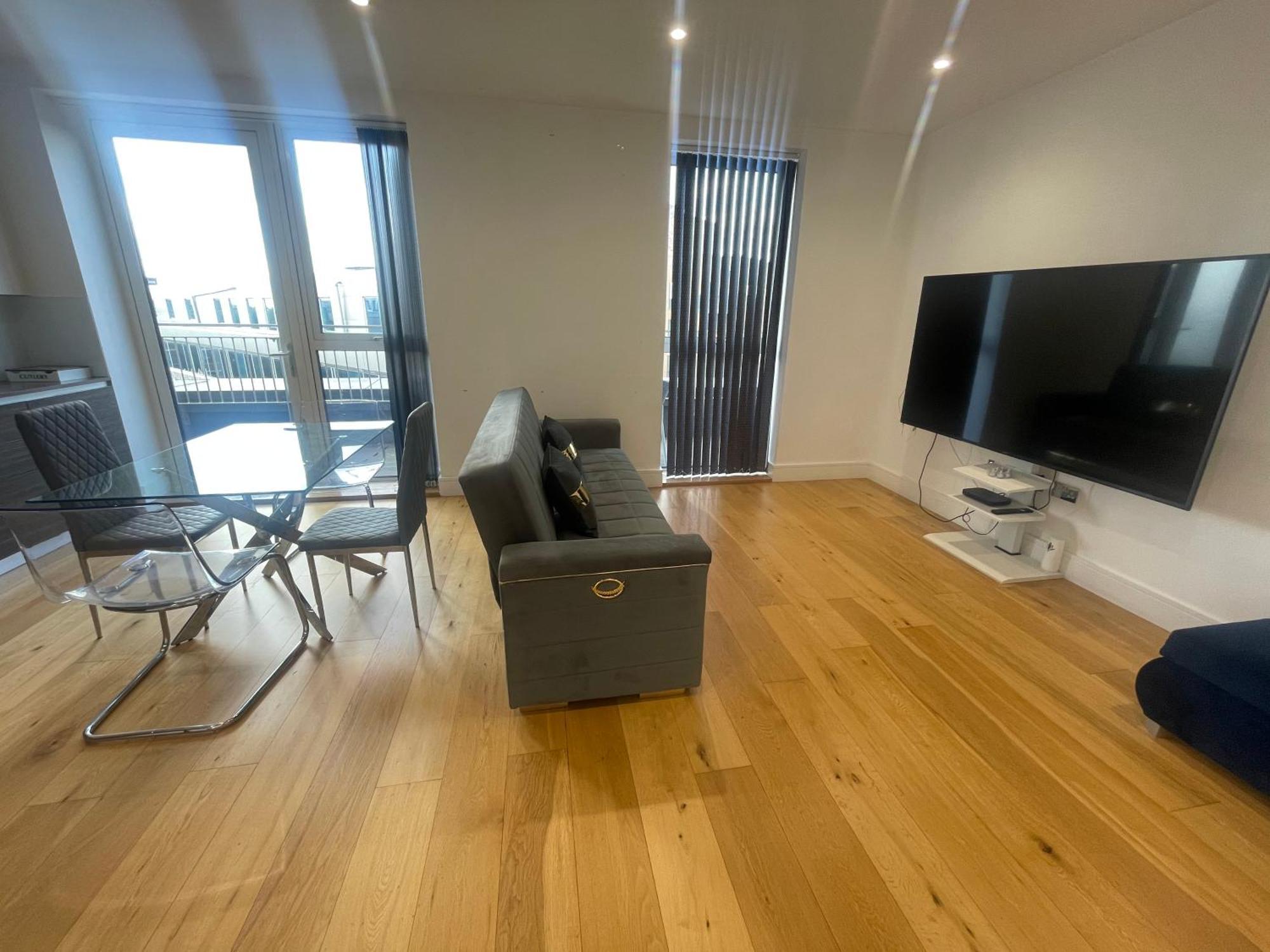 Luxury Floor Penthouse Near Heathrow Apartment *